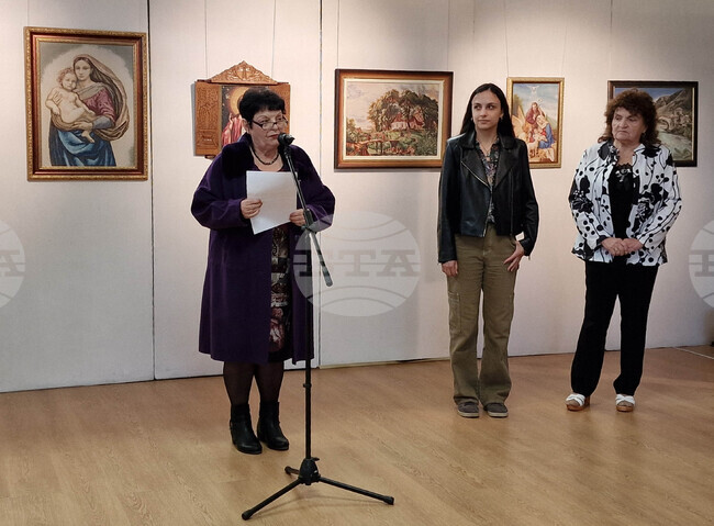 Свищов - изложба "Баба и внуче"