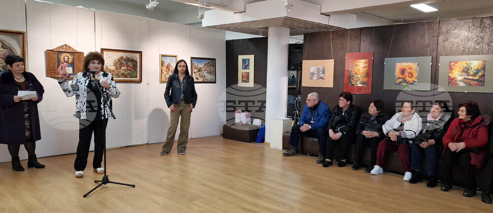 Свищов - изложба "Баба и внуче"