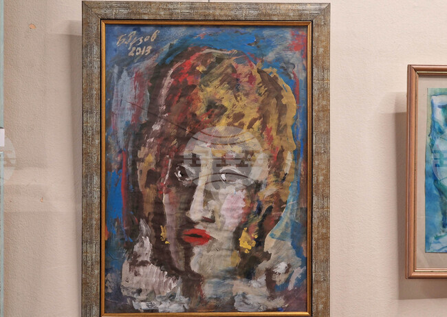 Дружеството на художниците в Пазарджик откри изложба, посветена на жените