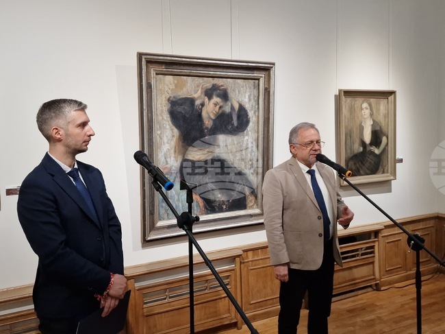 Изложба с творби, създадени в период от 100 години и посветени на жената, бе открита в Художествена галерия „Борис Денев“ във Велико Търново