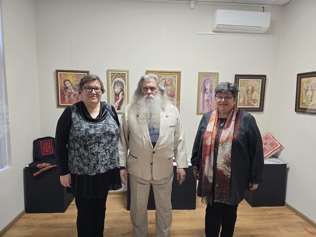 Изложба „Бродираните вълшебства“ на Галя Йошовска и Димка Дилкова е експонирана в Арт център 3 – Творителница О, Писменехъ! в Плевен