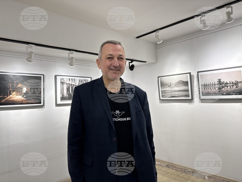 Русенското Градско фотографско дружество представи в Казанлък изложбата "Отражения, силуети, сенки"