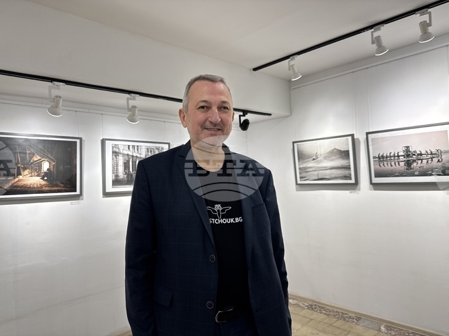 Русенското Градско фотографско дружество представи в Казанлък изложбата "Отражения, силуети, сенки"