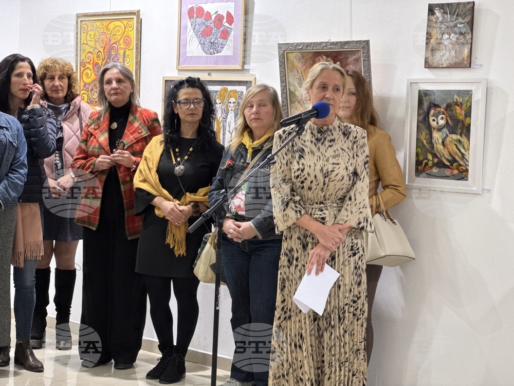Жени творци от Казанлък показаха произведенията си в ежегодната изложба "Женското начало"