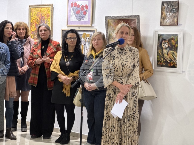 Жени творци от Казанлък показаха произведенията си в ежегодната изложба "Женското начало"