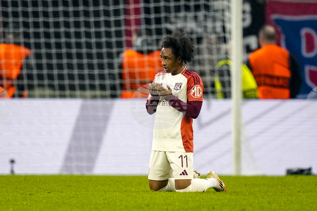 Рома проявява интерес към халфа на Лион Малик Фофана