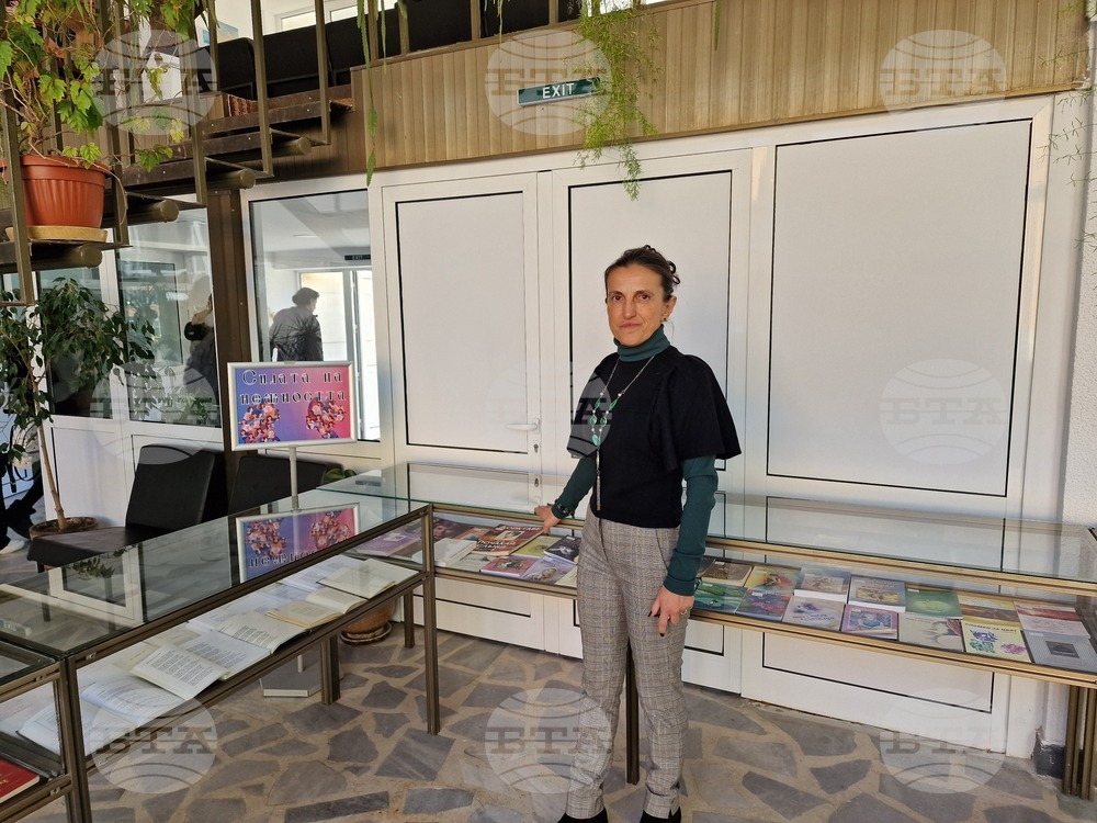 В Регионалната библиотека в Разград е подредена тематична изложба под надслов „Силата на нежността“