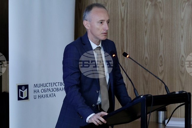 Увеличава се приемът с математика в професионалните направления "Икономика" и "Администрация и управление"