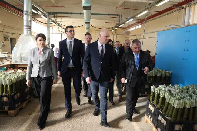 МС: Премиерът Росен Желязков посети цеха на ВМЗ-Сопот в Иганово