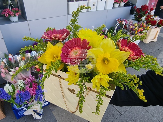 Голямо търсене на цветя се наблюдава в навечерието на Осми март в Перник 