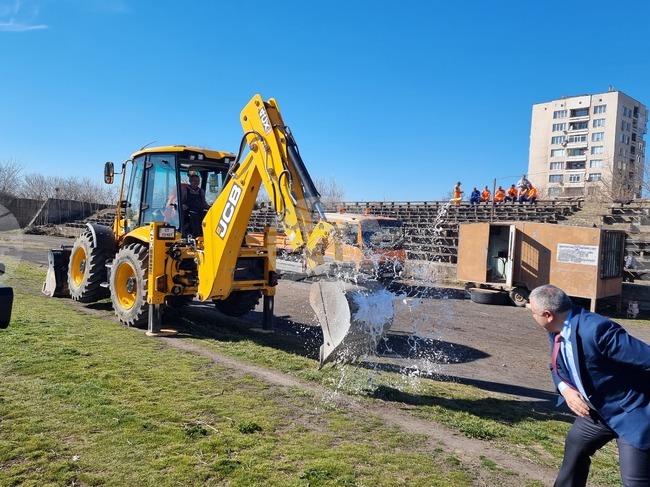 В Сливен беше даден старт на ремонтните дейности на бившия военен стадион