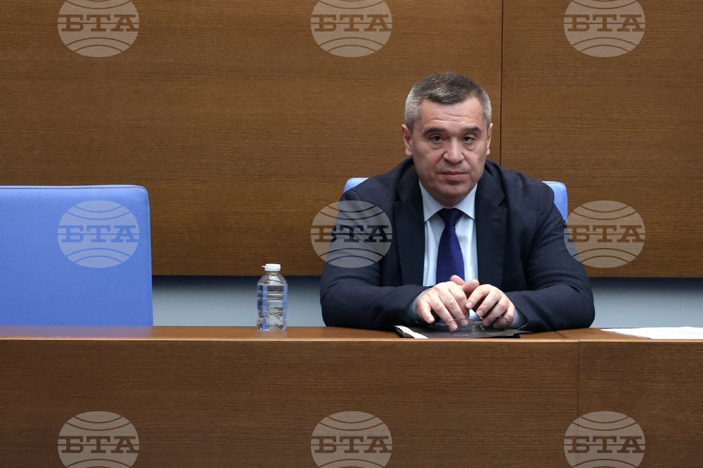 Разгледана е възможността за изграждане на защита от градушки с използване на наземни генератори в област Кюстендил, посочи министър Тахов