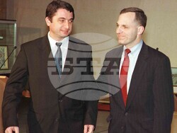 София (20 март 2001 г.) Директорът на Федералното бюро за разследване /ФБР/ на САЩ Луис Фрий се срещна с министъра на вътрешните работи Емануил Йорданов