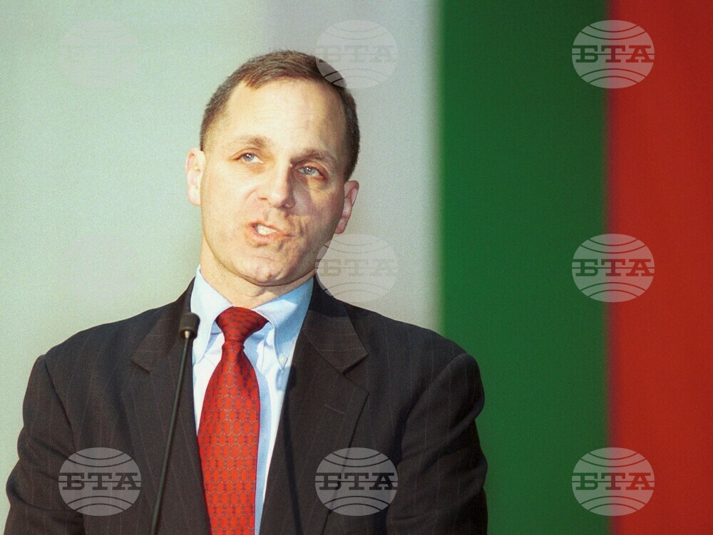 Директорът на ФБР Луис Фрий пристига на посещение в София на 19 март 2001 г. 