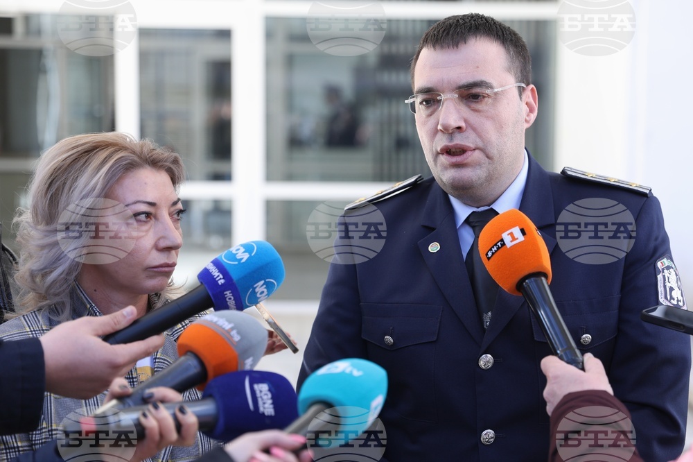 При преследване на автокрадец двама полицаи са пострадали леко, а две коли на МВР са с нанесени щети, съобщи комисар Николай Крушарски 