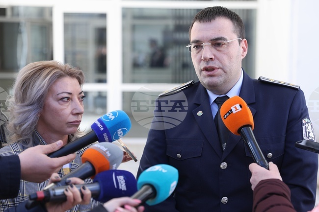 При преследване на автокрадец двама полицаи са пострадали леко, а две коли на МВР са с нанесени щети, съобщи комисар Николай Крушарски 