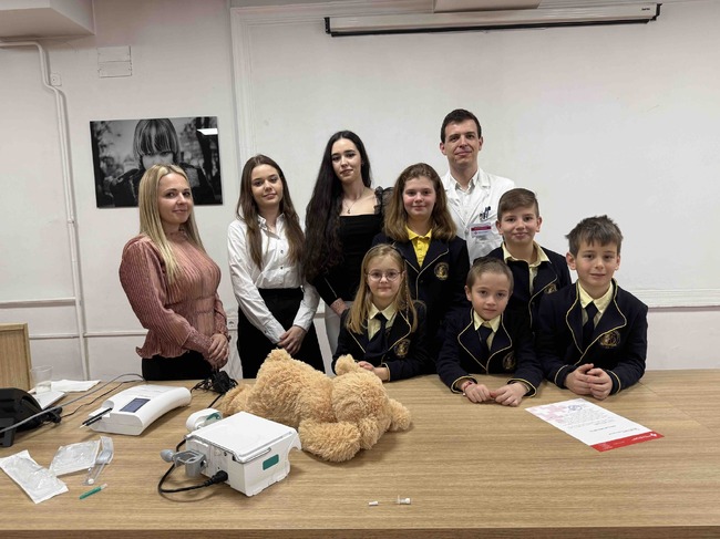 Ученици дариха техника на СБАЛ по детски болести „Проф. Иван Митев” и гимнастически уред на Федерацията за адаптирана физическа активност