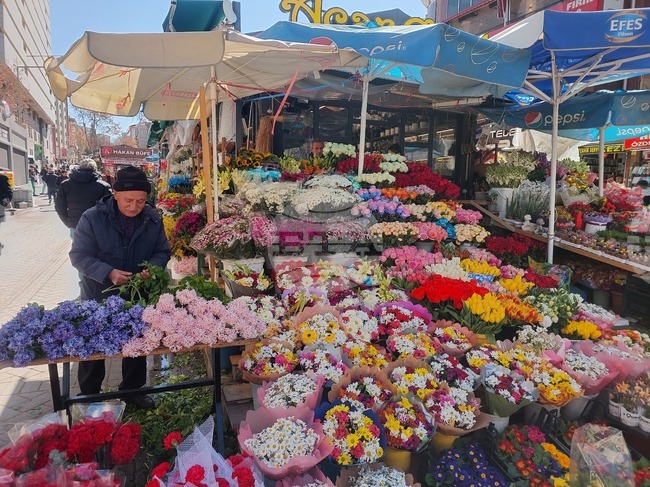 Карамфилите и розите са сред най-предпочитаните цветя в Турция за 8 март
