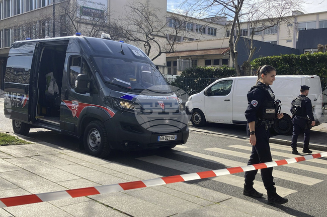 Шофьор, арестуван за умишлено врязване на автомобил в хора в Западна Франция, "е крещял Аллах Акбар"