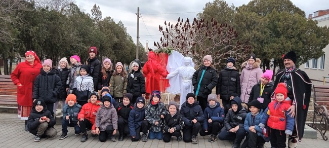 Ученици от село Зализничне в Украйна отбелязаха Баба Марта с мартеници и празнична програма