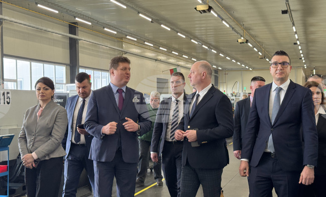 Премиерът Росен Желязков се запозна на място с работата на военните предприятия ВМЗ "Сопот" и "Арсенал" - Казанлък 