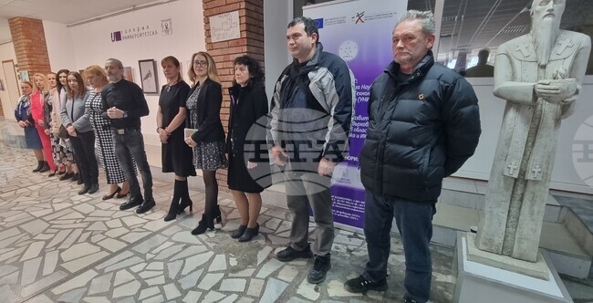 Преподаватели и служители в Шуменския университет подредиха изложба 