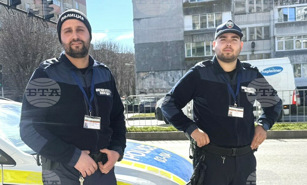 Полицаи от Варна спряха временно движението на натоварено кръстовище заради незрящ пешеходец