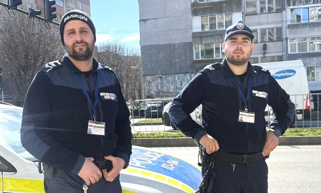 Полицаи от Варна спряха временно движението на натоварено кръстовище заради незрящ пешеходец