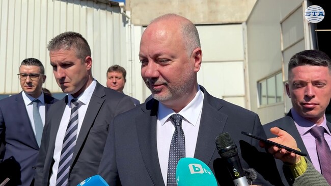 Засилването на капацитета на военната индустрия е изключително важно, каза Росен Желязков при посещението си в завод „Арсенал“