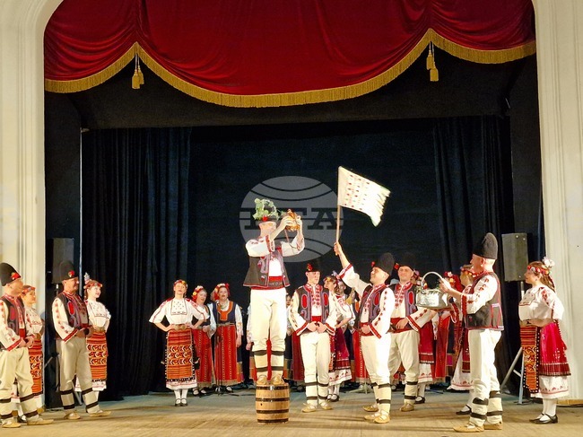 Северняшкият ансамбъл „Иван Вълев“ от Плевен представи образователния си проект „Обичаите на Северна България“ в Свищов