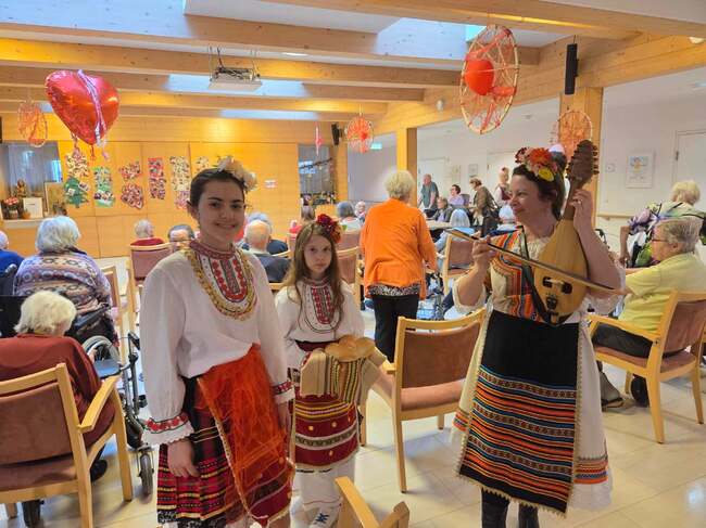 Българска народна музика и танци са част от музикотерапия в дом за възрастни хора в Грац