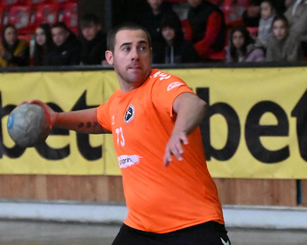 Няма да подценим отбора на НСА, излизаме за победа, каза играещият треньор на хандбалния Осъм Виктор Симеонов