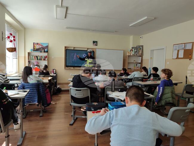 Шуменски пътни полицаи дискутираха темата за безопасността на движението с ученици в рамките на програмата "Детско полицейско управление"