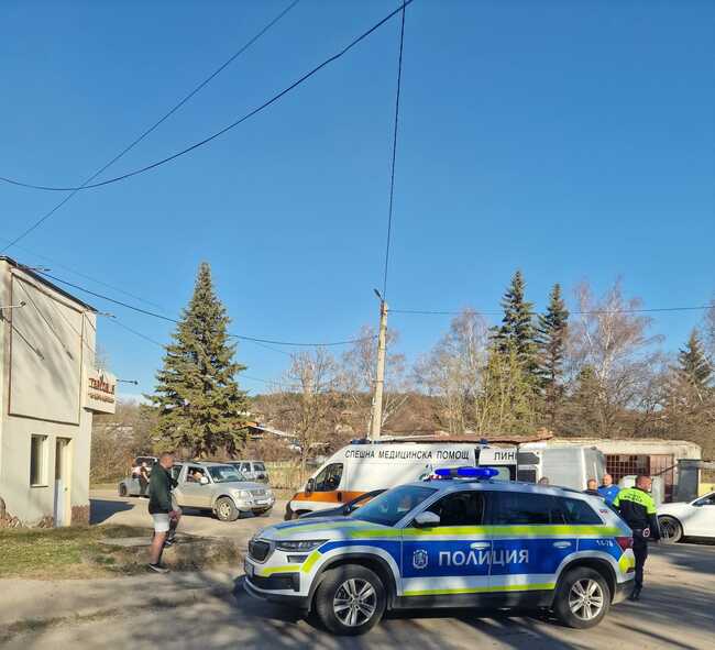 Възрастна жена е била блъсната преди минути от лек автомобил, управляван от 72 – годишен перничанин, който е маневрирал на заден ход