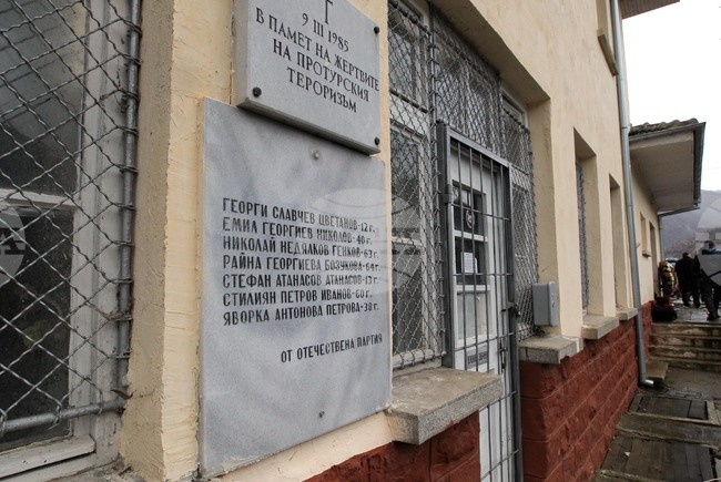 Навършват се 40 години от бомбения атентат във влака Бургас-София, станал на гара Буново, при който загиват седем души