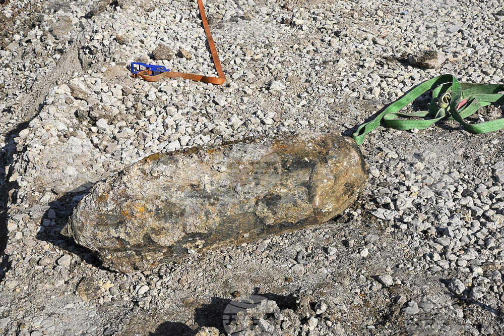 Невзривен снаряд от Втората световна война е открит тази сутрин в атинско предградие; на място са изпратени сапьори от гръцката армия 