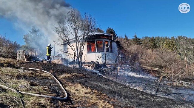 Пожар изпепели вилата на местната ловна дружина в смолянското село Чокманово