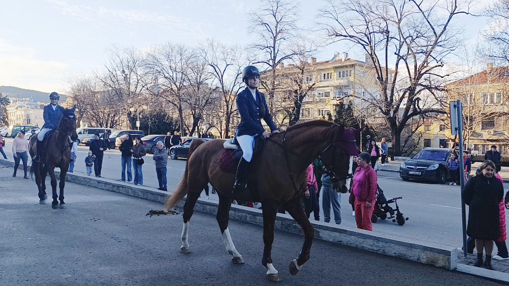 Община Шумен: Жокеите от клубовете по конен спорт връчиха купа на заместник-кмета доц. д-р Виктория Ковчазова