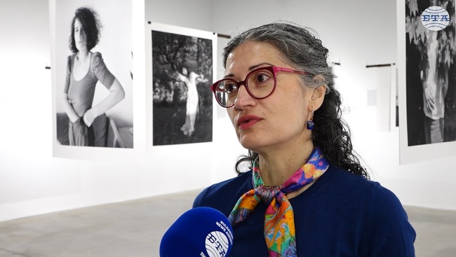 Жената на 40 години е опърничава, каза пред БТА Веселина Николаева, автор на изложбата „Голямото сбогуване, голямото посрещане“