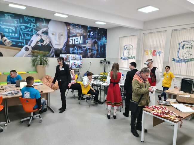 Ученици ще програмират изкуствен интелект в нов STEМ център в Мездра