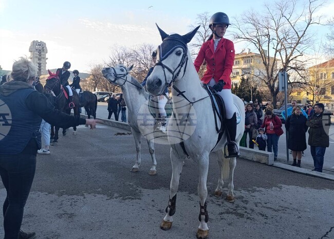 С традиционно конно шествие на трите клуба по конен спорт започна отбелязването на Тодоровден в Шумен 