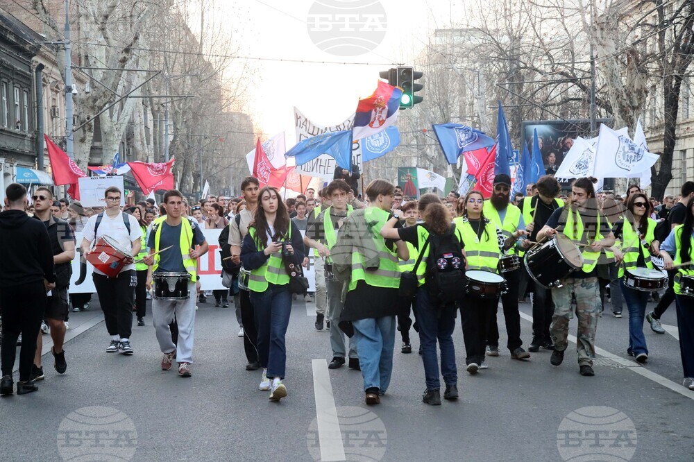 Гимназисти и граждани изпълниха улиците на Белград в отговор на призива на студентите за обща стачка в Сърбия 