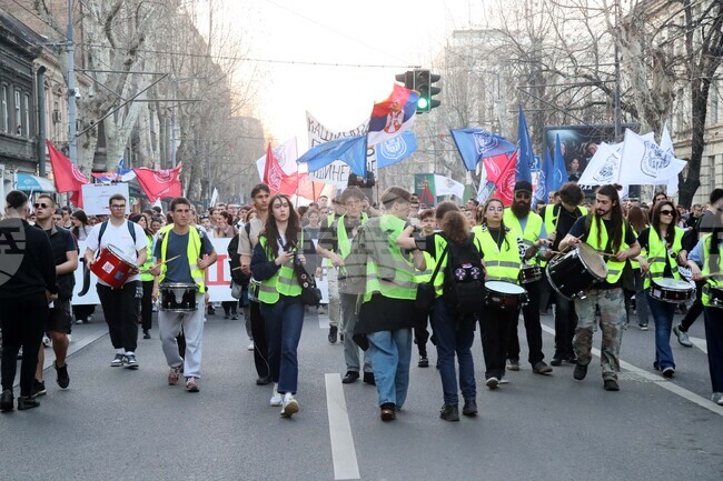 Гимназисти и граждани изпълниха улиците на Белград в отговор на призива на студентите за обща стачка в Сърбия 