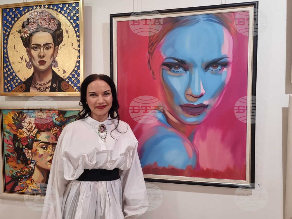 Трета самостоятелна изложба, посветена на женската красота и страст, представи във Велико Търново художничката Нина Ковачева