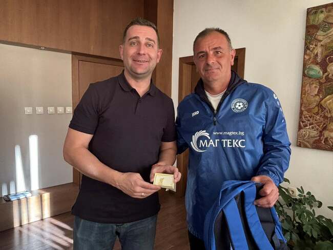 Децата и треньорът от ДЮШ Рилски спортист (Самоков) бяха поздравени от кмета на община Самоков Ангел Джоргов 