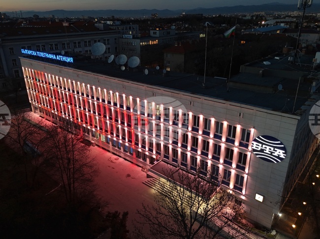Със светлинен надпис върху фасадата си Българската телеграфна агенция поздравява жените по случай 8 март