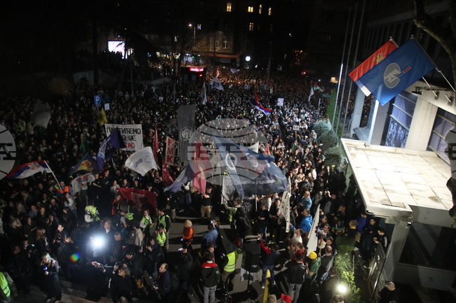 Протестиращи студенти, гимназисти и граждани се събраха пред сградата на РТС в деня на втората обща стачка в Сърбия 
