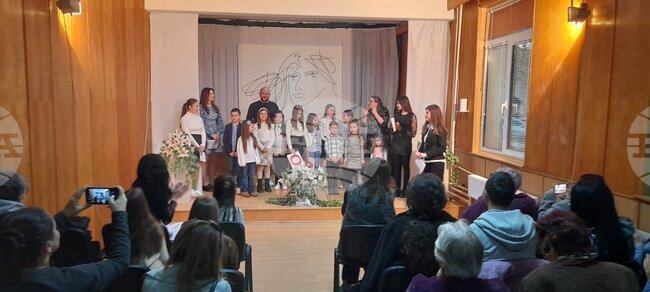 Поетична вечер под наслов "С обич за мама" представиха деца и самодейци към читалището в Брезник