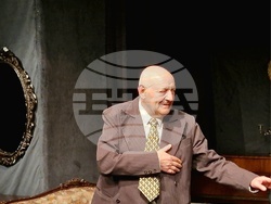 Антон Радичев празнува 50 години на сцена с юбилейното представление „Колко е важно да бъдеш сериозен (години по-късно)“ в Народния театър