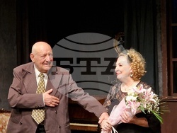 Антон Радичев празнува 50 години на сцена с юбилейното представление „Колко е важно да бъдеш сериозен (години по-късно)“ в Народния театър